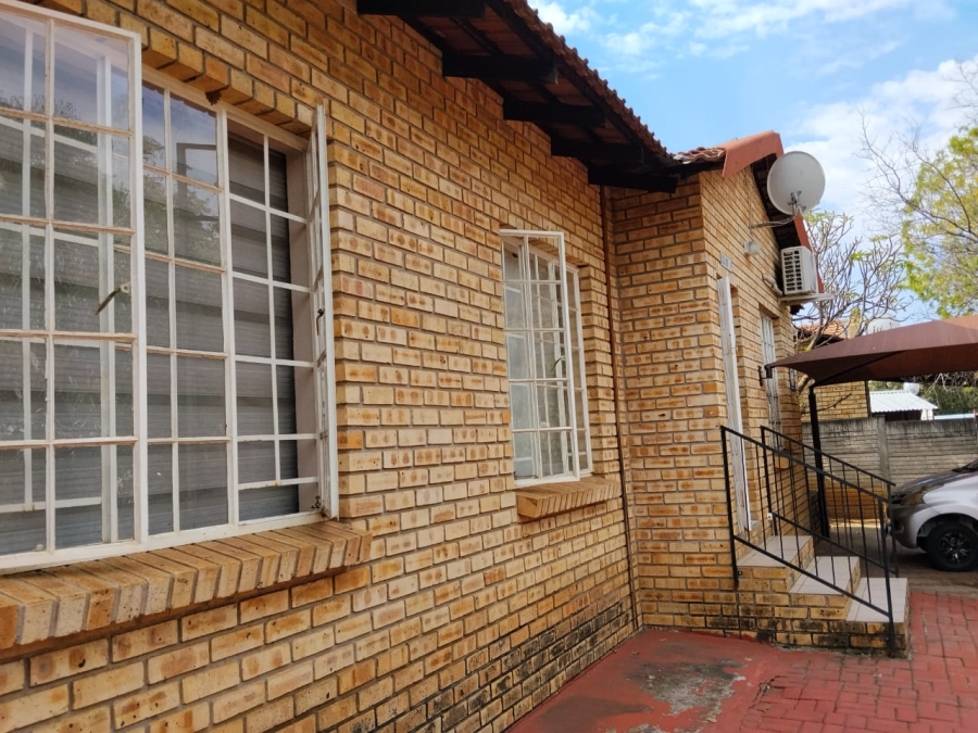 To Let 4 Bedroom Property for Rent in Geelhoutpark North West